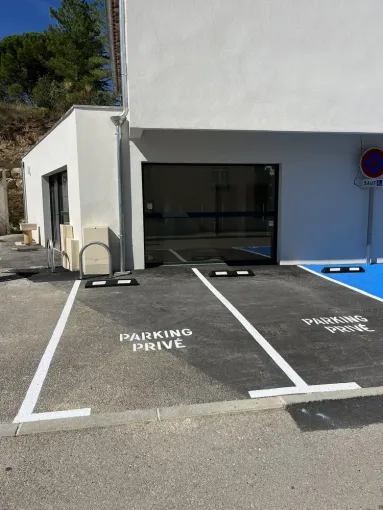 Pose de butée de parking en caoutchouc, Toulon, MSR83.13