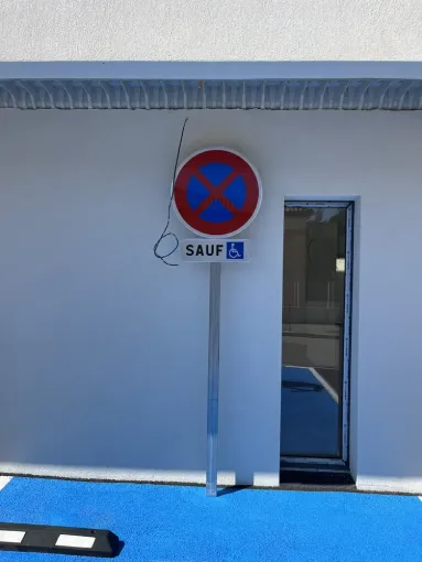Panneau pour les personnes à mobilité réduite, Toulon, MSR83.13