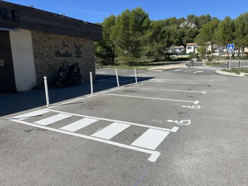 Réalisation de place parking emplacement PMR zebra passage piéton Evenos, Toulon, MSR83.13