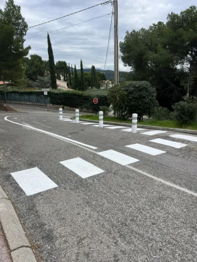 Marquage Signalisation Routiere 83 13 à réaliser pour une copropriété des passages piétons matérialiser avec des balises J11, des dents de requin pour matérialiser les ralentisseurs, réalisation de divers panneaux de signalisation et bandes de stop , Toulon, MSR83.13