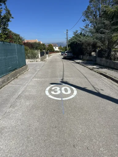 Régulation de vitesse avec des stop et des zone 30 peinte au sol à La Seyne-sur-Mer, Toulon, MSR83.13