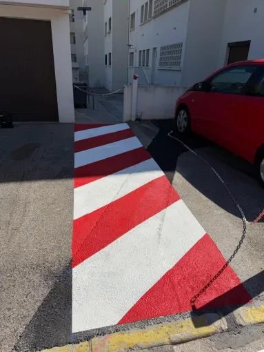 Création de zebra zone pompiers accès borne incendie, Toulon, MSR83.13