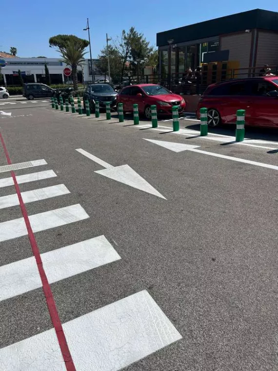 Faire le marquage au sol pour un passage piéton dans une zone complexe, Toulon, MSR83.13