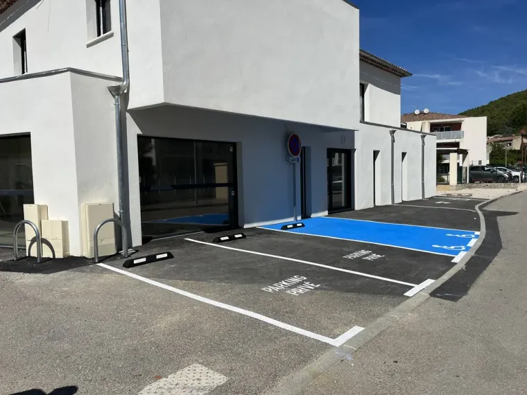Création d'une zone de stationnement avec une place handicapée et des équipements de mobilier urbain, Toulon, MSR83.13