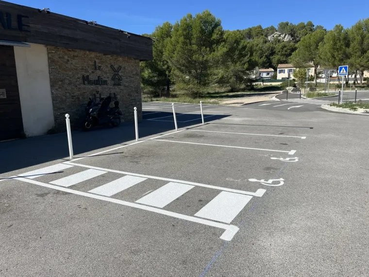 Réalisation marquage au sol places de parking emplacement PMR passage piéton zébra sur la commune d'Evenos, Toulon, MSR83.13