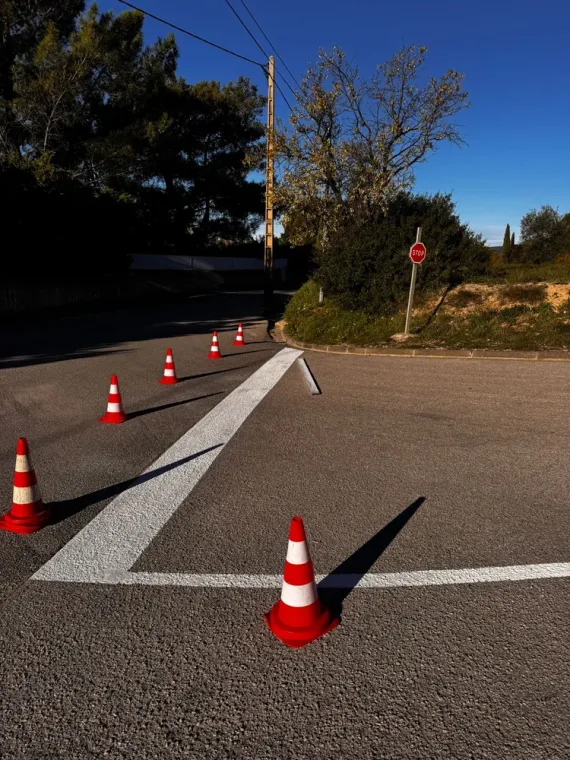 Création d'un stop et marquage de ralentisseur à Toulon, Toulon, MSR83.13