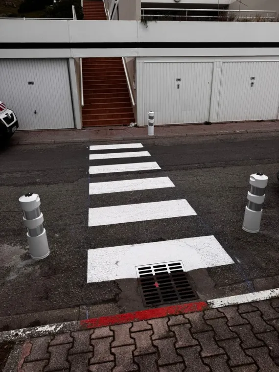 Pose de balise J11 panneaux de signalisation, Toulon, MSR83.13