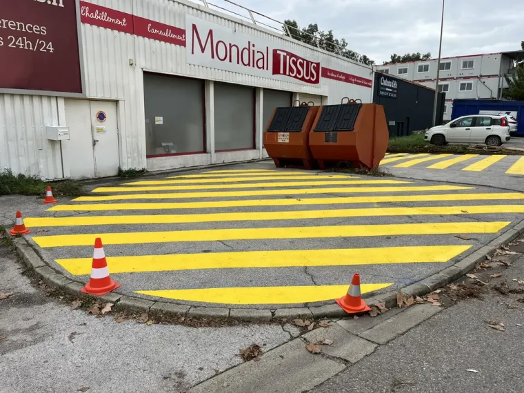 msr 83 13 a realiser 2 zebras jaunes afin d'interdire le stationnement sur une zone de livraison d'un magasin a la valette du var, Toulon, MSR83.13