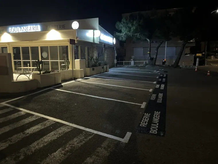 Marquage places de parking et installation de panneaux personnalisés à Sanary-sur-Mer, Toulon, MSR83.13