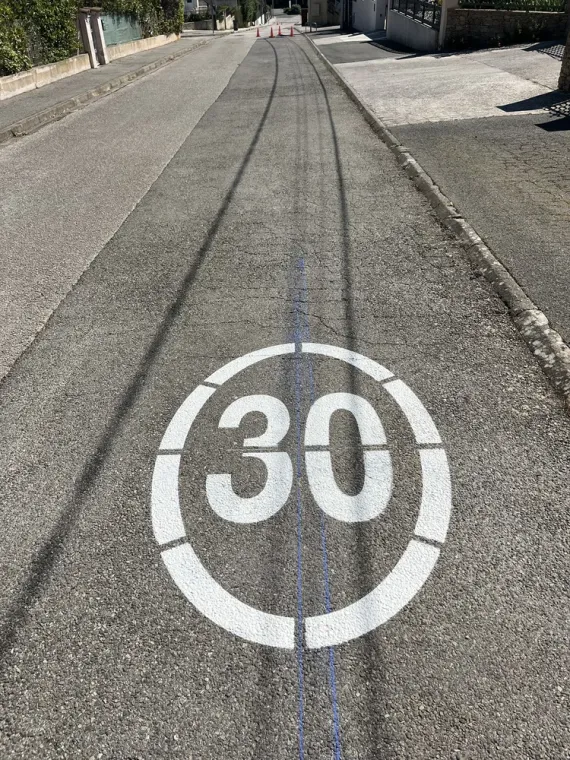 marquage au sol de zone 30, stop, places de parking, Toulon, MSR83.13