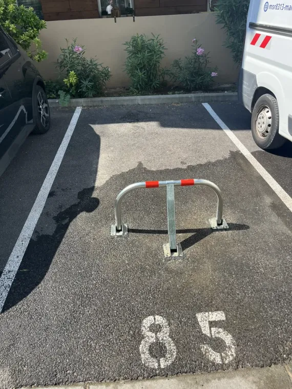 Fourniture et pose d'arceau de parking en acier galvanisé renforcé, Toulon, MSR83.13