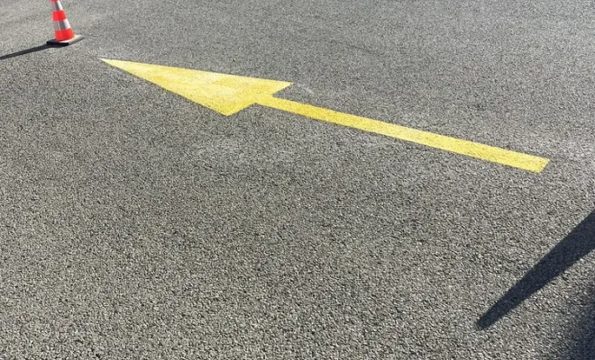 Reprise complète des marquages au sol à la caserne de pompiers de Sainte-Maxime, Toulon, MSR83.13