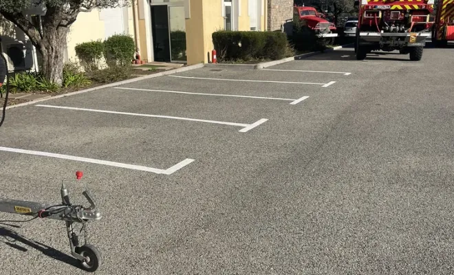 Reprise complète des marquages au sol à la caserne de pompiers de Sainte-Maxime, Toulon, MSR83.13