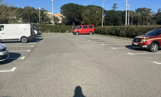 Reprise complète des marquages au sol à la caserne de pompiers de Sainte-Maxime, Toulon, MSR83.13