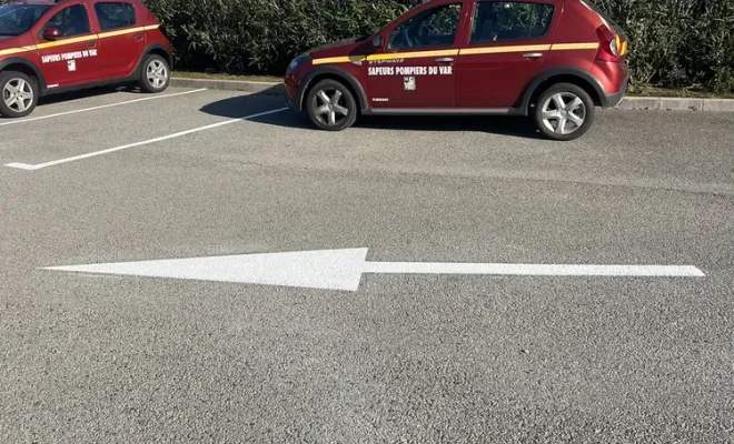 Reprise complète des marquages au sol à la caserne de pompiers de Sainte-Maxime, Toulon, MSR83.13