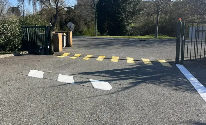 Reprise complète des marquages au sol à la caserne de pompiers de Sainte-Maxime, Toulon, MSR83.13