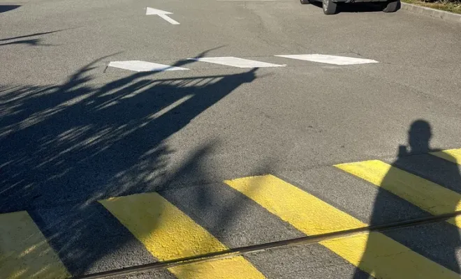 Reprise complète des marquages au sol à la caserne de pompiers de Sainte-Maxime, Toulon, MSR83.13