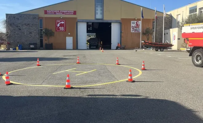 Reprise complète des marquages au sol à la caserne de pompiers de Sainte-Maxime, Toulon, MSR83.13