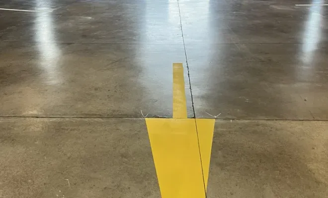 Reprise complète des marquages au sol à la caserne de pompiers de Sainte-Maxime, Toulon, MSR83.13