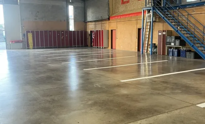 Reprise complète des marquages au sol à la caserne de pompiers de Sainte-Maxime, Toulon, MSR83.13