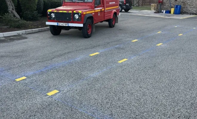 Reprise complète des marquages au sol à la caserne de pompiers de Sainte-Maxime, Toulon, MSR83.13