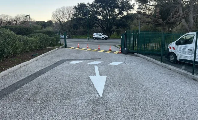 Reprise complète des marquages au sol à la caserne de pompiers de Sainte-Maxime, Toulon, MSR83.13