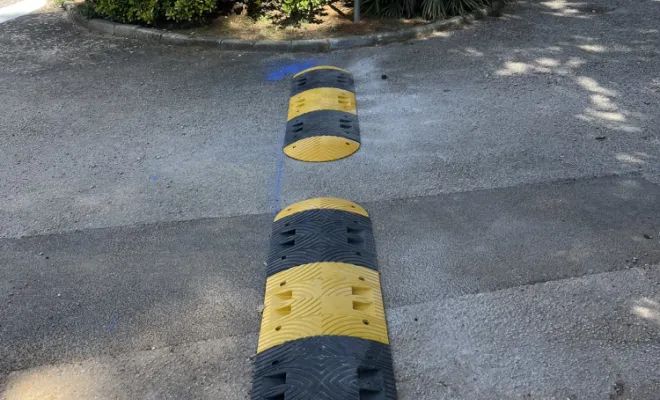 Marquage Signalisation Routière 83 13  a réaliser la pose de ralentisseur et création du stop, complété des panneaux de signalisation réglementaire afin de réduire la vitesse dans une copropriété , Toulon, MSR83.13
