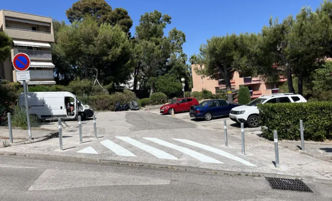 Marquage Signalisation Routière 83 13  a réaliser la pose de potelets amovible verrouillable par clé ainsi qu'un zébra blanc accompagné de la signalisation verticale personnalisé , Toulon, MSR83.13