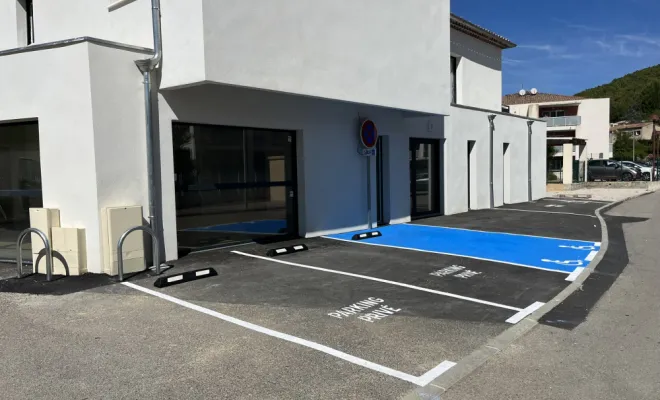 Parking avec place PMR avec panneau de signalisation et pose de mobilier urbain , Toulon, MSR83.13