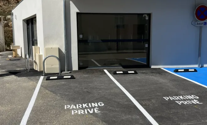 Parking avec place PMR avec panneau de signalisation et pose de mobilier urbain , Toulon, MSR83.13