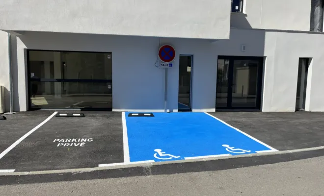 Parking avec place PMR avec panneau de signalisation et pose de mobilier urbain , Toulon, MSR83.13