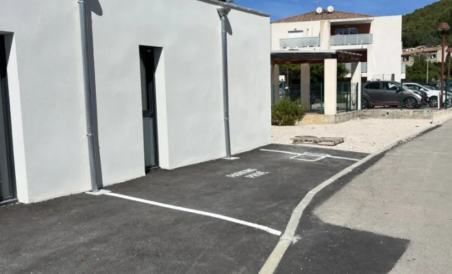 Parking avec place PMR avec panneau de signalisation et pose de mobilier urbain , Toulon, MSR83.13