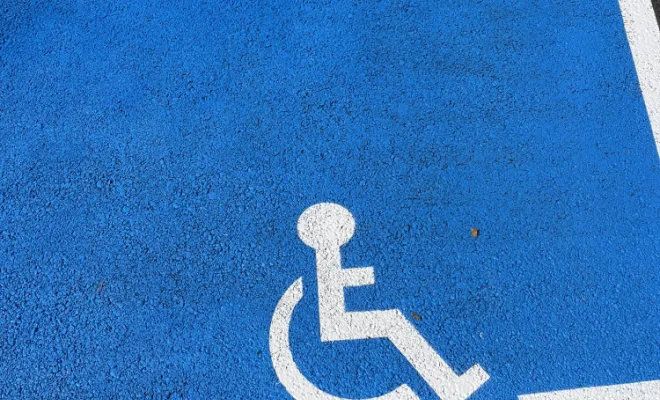 Parking avec place PMR avec panneau de signalisation et pose de mobilier urbain , Toulon, MSR83.13