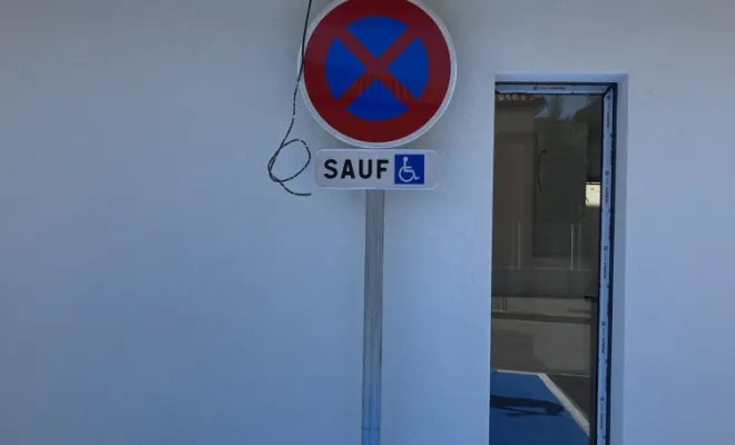 Parking avec place PMR avec panneau de signalisation et pose de mobilier urbain , Toulon, MSR83.13