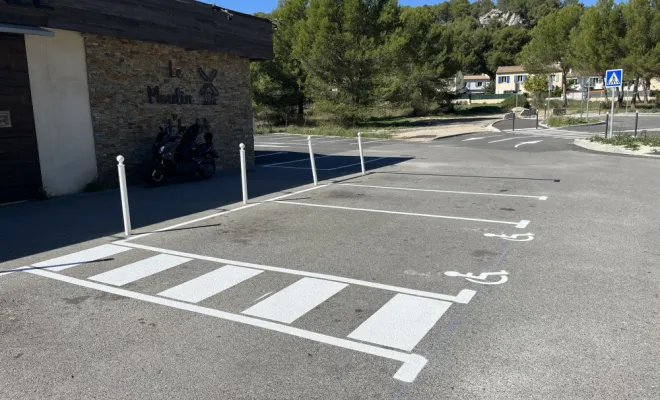 Réalisation d'un parking comprennent 28 places dont une PMR, cheminement piéton, zébra, flèche directionnelle. , Toulon, MSR83.13