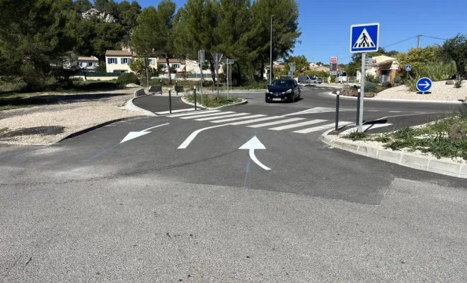 Réalisation d'un parking comprennent 28 places dont une PMR, cheminement piéton, zébra, flèche directionnelle. , Toulon, MSR83.13