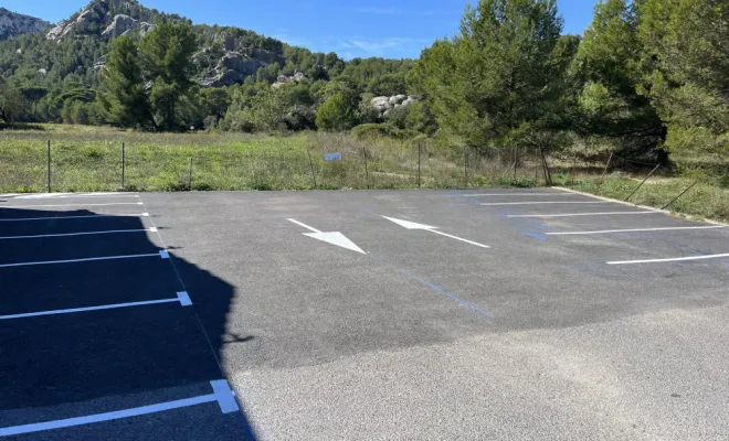 Réalisation d'un parking comprennent 28 places dont une PMR, cheminement piéton, zébra, flèche directionnelle. , Toulon, MSR83.13