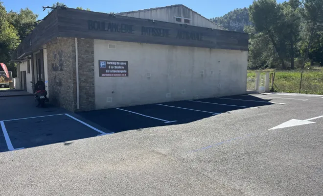 Réalisation d'un parking comprennent 28 places dont une PMR, cheminement piéton, zébra, flèche directionnelle. , Toulon, MSR83.13