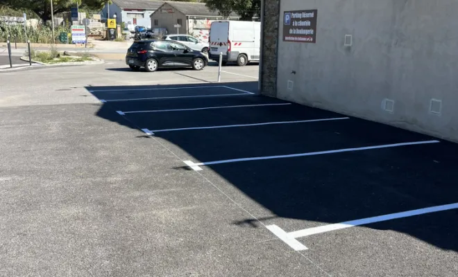 Réalisation d'un parking comprennent 28 places dont une PMR, cheminement piéton, zébra, flèche directionnelle. , Toulon, MSR83.13