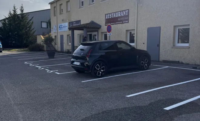 Création de 25 places de parking dont 2 places PMR, ainsi que la pose d'un panneau PMR Restaurant La Tapenade a Brignoles, Toulon, MSR83.13