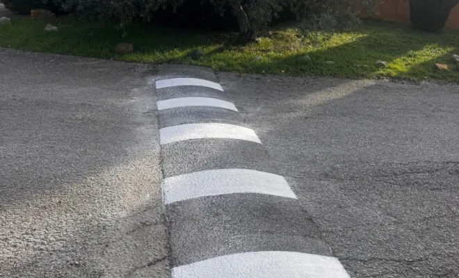 Marquage Signalisation Routière 83 13  a réaliser la création d'un stop ainsi que le marquage réglementaire de ralentisseur afin de délimiter les zones de circulation , Toulon, MSR83.13