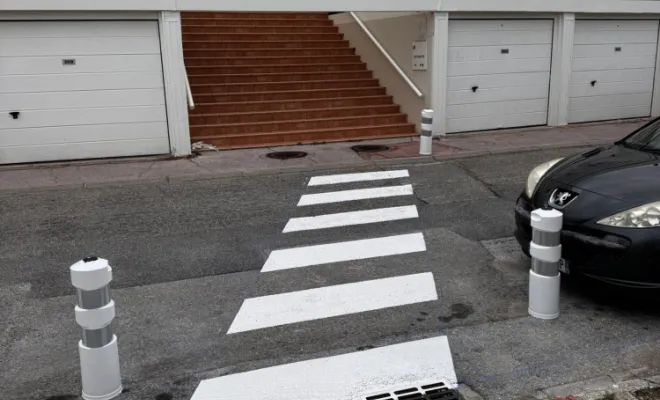 Marquage Signalisation Routiere 83 13 à réaliser pour une copropriété des passages piétons matérialiser avec des balises J11, des dents de requin pour matérialiser les ralentisseurs, réalisation de divers panneaux de signalisation et bandes de stop , Toulon, MSR83.13