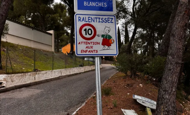 Marquage Signalisation Routiere 83 13 à réaliser pour une copropriété des passages piétons matérialiser avec des balises J11, des dents de requin pour matérialiser les ralentisseurs, réalisation de divers panneaux de signalisation et bandes de stop , Toulon, MSR83.13