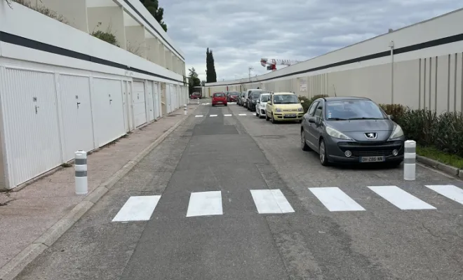 Marquage Signalisation Routiere 83 13 à réaliser pour une copropriété des passages piétons matérialiser avec des balises J11, des dents de requin pour matérialiser les ralentisseurs, réalisation de divers panneaux de signalisation et bandes de stop , Toulon, MSR83.13