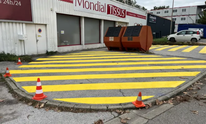 Marquage Signalisation Routière 83 13  a réaliser la création de 2 zébras jaune afin d'interdire le stationnement sur une zone de livraison a La Valette Du Var , Toulon, MSR83.13