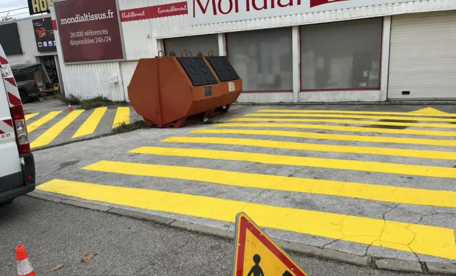 Marquage Signalisation Routière 83 13  a réaliser la création de 2 zébras jaune afin d'interdire le stationnement sur une zone de livraison a La Valette Du Var , Toulon, MSR83.13