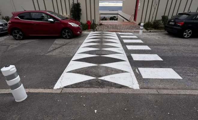 Marquage Signalisation Routiere 83 13 à réaliser pour une copropriété des passages piétons matérialiser avec des balises J11, des dents de requin pour matérialiser les ralentisseurs, réalisation de divers panneaux de signalisation et bandes de stop , Toulon, MSR83.13