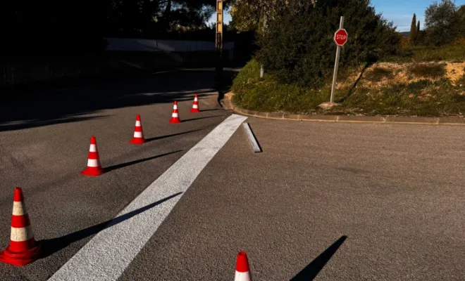 Marquage Signalisation Routière 83 13  a réaliser la création d'un stop ainsi que le marquage réglementaire de ralentisseur afin de délimiter les zones de circulation , Toulon, MSR83.13