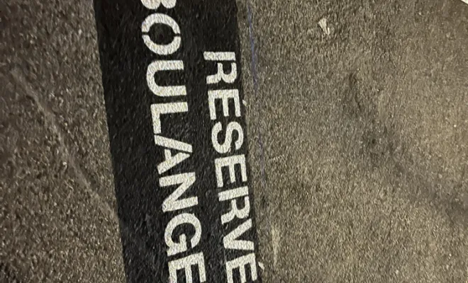 Marquage au sol de places de parking et installation de panneaux de signalisation personnalisés , Toulon, MSR83.13