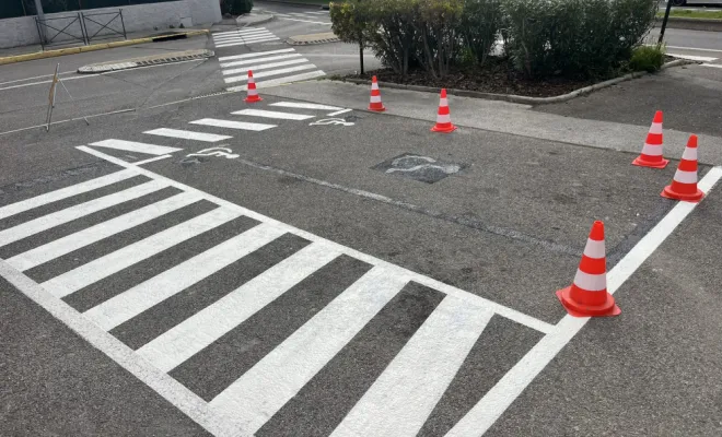 Marquage au sol de places de parking et installation de panneaux de signalisation personnalisés , Toulon, MSR83.13
